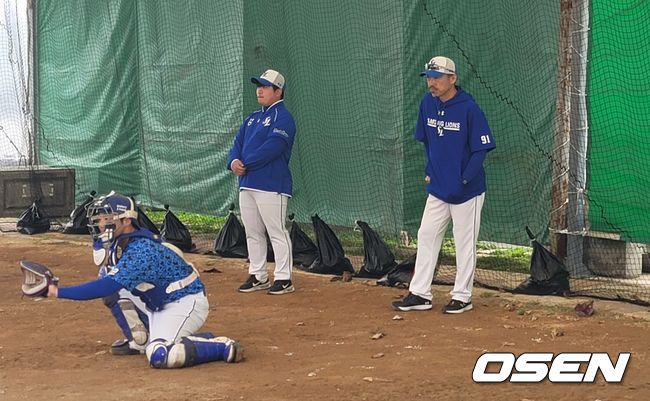 [OSEN=이시카와, 손찬익 기자] 투수들의 불펜 피칭을 지켜보는 다바타 카즈야 삼성 퓨처스팀 투수 코치. /what@osen.co.kr