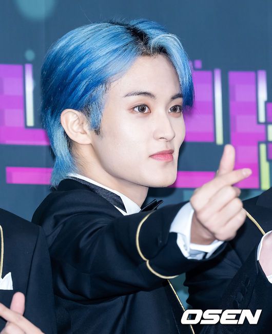 [OSEN=민경훈 기자]그룹 NCT127 마크가 무대 위에서 포즈를 취하고 있다. 2022.12.16 /rumi@osen.co.kr