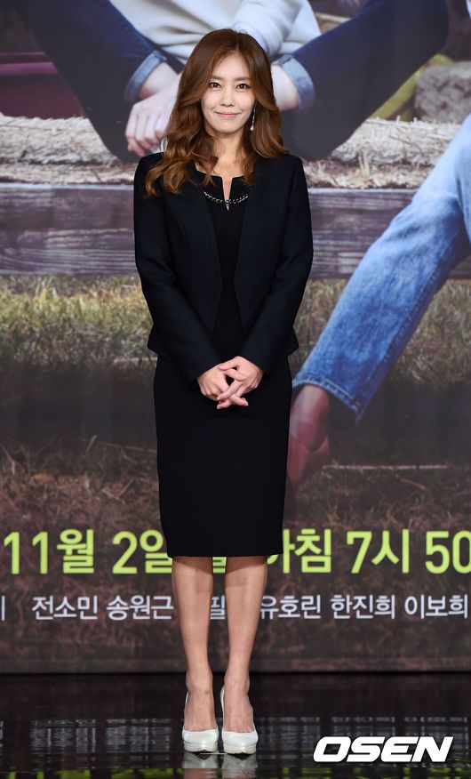 [OSEN=박준형 기자] 28일 오후 서울 왕십리CGV에서 열린 영화 '방황하는 칼날' VIP 시사회에서 배우 조민아가 포즈를 취하고 있다  배우 정재영 이성민 주연의 영화 '방황하는 칼날'(이정호 감독)은 '일본 미스터리 거장'으로 불리는 히가시노 게이고 작가의 동명 소설을 원작으로, 한순간에 딸을 잃고 살인자가 되어버린 아버지 그리고 그를 잡아야만 하는 형사의 가슴 시린 추격을 그린 범죄 스릴러다.   오는 4월 개봉. /ouxou@osen.co.kr