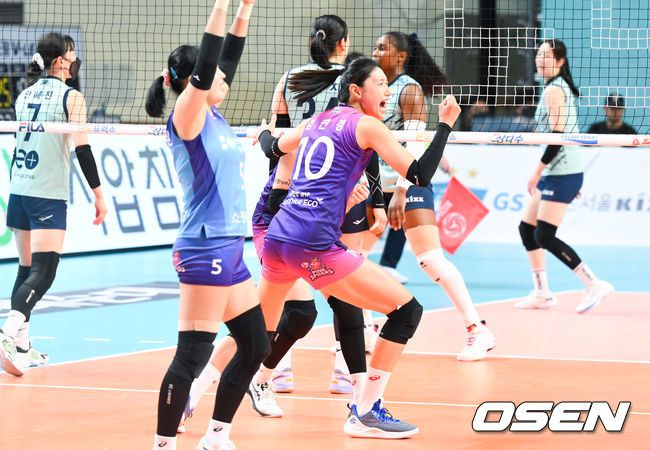 [OSEN=장충체, 박준형 기자] 흥국생명이 새롭게 감독으로 부임한 마르첼로 아본단자 감독이 지켜보는 앞에서 연승을 달렸다.흥국생명은 19일 서울 장충체육관에서 열린 ‘도드람 2022-2023 V-리그’ 5라운드 GS칼텍스와의 경기에서 세트스코어 3-1(22-25, 25-18, 25-17, 25-23)로 승리했다. 최근 2연승 행진이다.경기종료 후 흥국생명 김연경이 승리의 기쁨을 나누고 있다.   2023.02.19 / soul1014@osen.co.kr