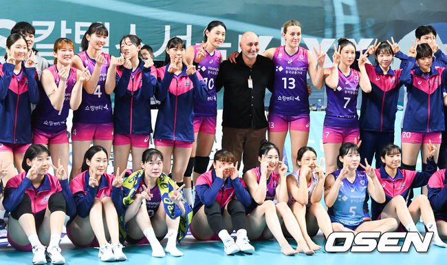 [OSEN=장충체, 박준형 기자] 흥국생명이 새롭게 감독으로 부임한 마르첼로 아본단자 감독이 지켜보는 앞에서 연승을 달렸다.흥국생명은 19일 서울 장충체육관에서 열린 ‘도드람 2022-2023 V-리그’ 5라운드 GS칼텍스와의 경기에서 세트스코어 3-1(22-25, 25-18, 25-17, 25-23)로 승리했다. 최근 2연승 행진이다.경기종료 후 흥국생명 김연경이 아본단자 감독과 이야기를 나누고 있다.   2023.02.19 / soul1014@osen.co.kr