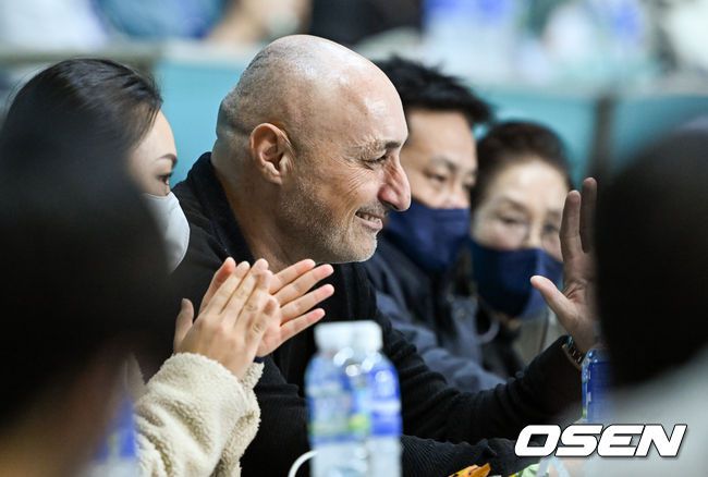 [OSEN=장충체, 박준형 기자] 19일 오후 서울 장충체육관에서 '도드람 2022-23시즌 V-리그' GS칼텍스와 흥국생명의 경기가 진행됐다.흥국생명 새 감독 마르첼로 아본단자 감독이 경기장을 찾아 관전하고 있다. 2023.02.19 / soul1014@osen.co.kr