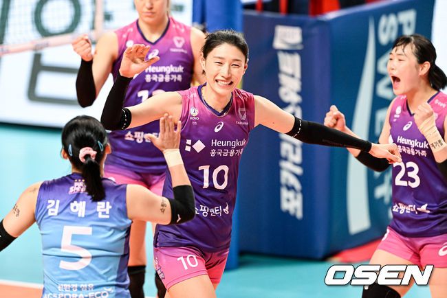 [OSEN=장충체, 박준형 기자] 19일 오후 서울 장충체육관에서 '도드람 2022-23시즌 V-리그' GS칼텍스와 흥국생명의 경기가 진행됐다.3세트 흥국생명 김연경이 득점 성공후 기뻐하고 있다.   2023.02.19 / soul1014@osen.co.kr