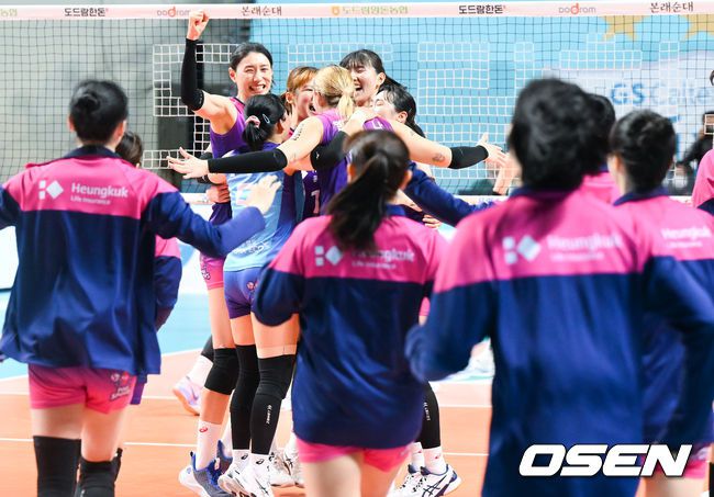 [OSEN=장충체, 박준형 기자] 흥국생명이 새롭게 감독으로 부임한 마르첼로 아본단자 감독이 지켜보는 앞에서 연승을 달렸다.흥국생명은 19일 서울 장충체육관에서 열린 ‘도드람 2022-2023 V-리그’ 5라운드 GS칼텍스와의 경기에서 세트스코어 3-1(22-25, 25-18, 25-17, 25-23)로 승리했다. 최근 2연승 행진이다.경기종료 후 흥국생명 선수들이 승리의 기쁨을 나누고 있다.   2023.02.19 / soul1014@osen.co.kr