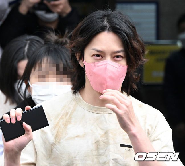 [OSEN=조은정 기자] 제20대 대통령선거 사전투표가 4일부터 이틀간 전국3552개 사전투표소에서 일제시 시작됐다.슈퍼주니어 김희철이 서울 강남구 청담동주민센터에 마련된 제20대 대통령선거 사전투표소를 나서고 있다. 2022.03.04 /cej@osen.co.kr