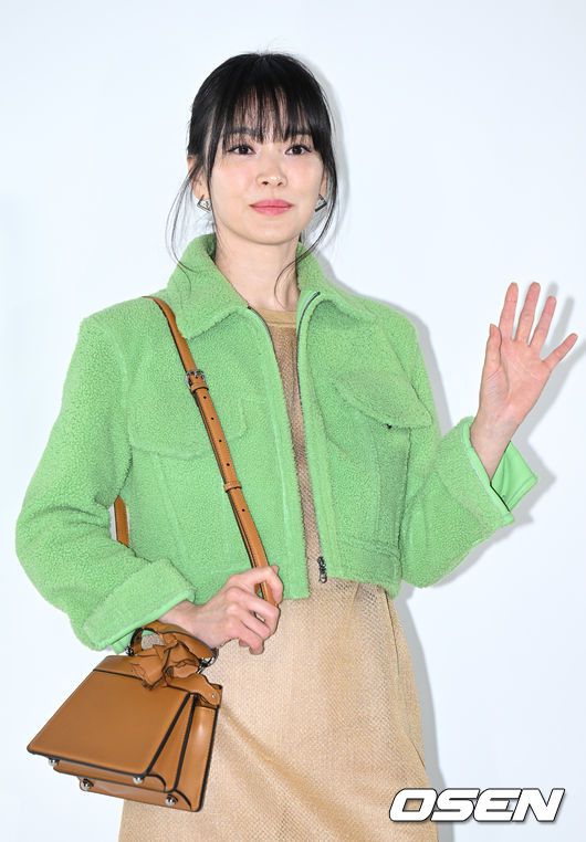 [OSEN=조은정 기자] 영화 '비상선언(감독 한재림)' 언론시사회가 25일 오후 서울 강남구 메가박스 코엑스에서 열렸다.배우 송강호, 이병헌, 전도연, 김남길, 임시완, 김소진, 박해준이 ‘출연하는 영화 비상선언'은 사상 초유의 항공 테러로 무조건적 착륙을 선포한 비행기와 재난에 맞서는 사람들의 이야기. 오는 8월 3일 개봉한다.배우 전도연이 포즈를 취하고 있다. 2022.07.25 /cej@osen.co.kr