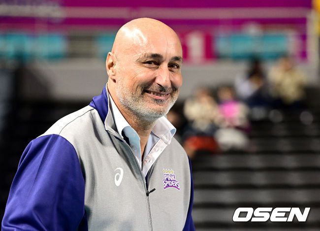 [OSEN=인천, 최규한 기자]마르첼로 아본단자 흥국생명 신임 감독이 방송 인터뷰를 마친 뒤 취재진을 향해 미소짓고 있다. 2023.02.23 / dreamer@osen.co.kr