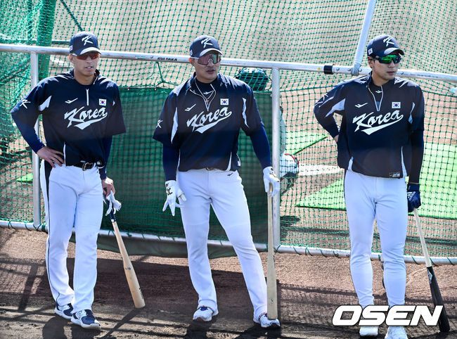 [OSEN=오사카, 손용호 기자]5일 오사카 버팔로 스타디움에서 2023 WBC(월드베이스볼클래식) 에 참가한 한국 대표팀이 공식훈련을 가졌다. 에드먼 김하성 이정후가 박병호의 배팅볼을 지켜 보고 있다.2023.03.05/spjj@osen.co.kr