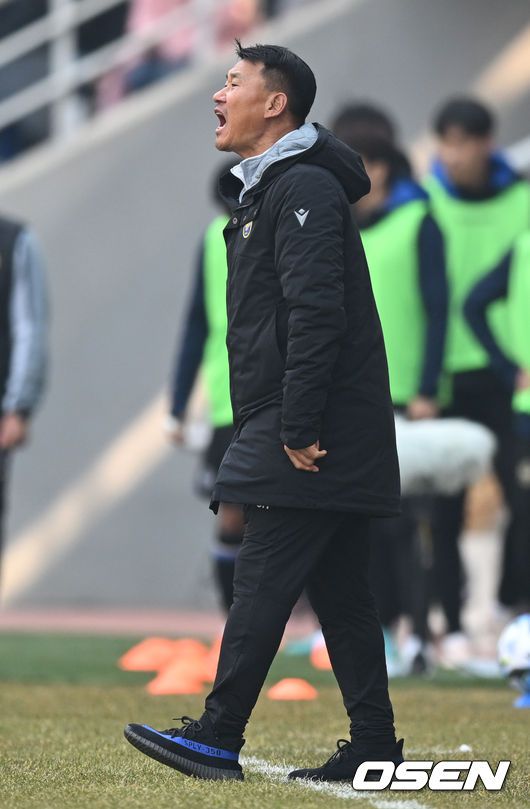 [OSEN=인천, 김성락 기자] 인천 유나이티드가 대전 하나시티즌을 상대로 치열한 접전끝에 3-3 무승부로 경기를 마쳤다.인천 유나이티드는 2일 오후 2시인천축구전용경기장에서 하나원큐K리그1 2023 2라운드 대전 하나시티즌과 맞대결을 치러 3-3으로 비겼다.후반 인천 조성환 감독이 지시를 내리고 있다. 2023.03.04 / ksl0919@osen.co.kr