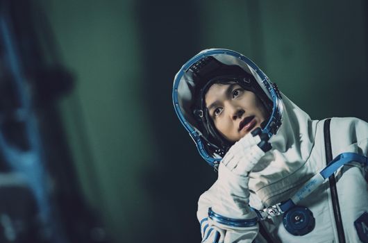 [사진=디즈니+ 제공] 제작비 500억 원 대 드라마 '무빙'에 출연하는 배우 조인성 스틸 컷.