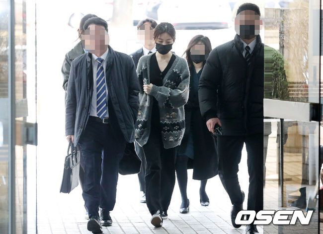 [OSEN=조은정 기자]도로교통법 위반(음주운전) 등 혐의로 기소된 배우 김새론이 8일 오전 서울 서초구 서울중앙지방법원에서 열린 1심 공판에 출석하고 있다.김새론은 지난해 5월 서울 강남구 청담동에서 음주 운전을 하다 가드레일과 가로수, 변압기를 여러 차례 들이받는 사고를 냈다. 2023.03.08 /cej@osen.co.kr