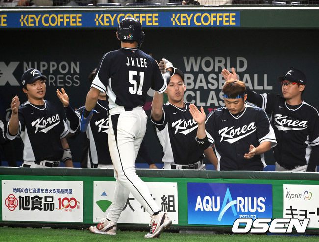 [OSEN=도쿄(일본), 손용호 기자] 이강철 감독이 이끄는 대한민국 대표팀이 13일 오후 일본 도쿄돔에서 2023 월드베이스볼클래식(WBC) B조 1라운드 4차전 중국과의 경기를 가졌다.1회초 2사 3루에서 한국 강백호의 중전 적시타 때 홈을 밟은 3루주자 이정후가 더그아웃에서 동료들의 축하를 받고 있다. 2023.03.13 /spjj@osen.co.kr