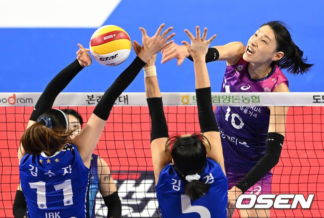 [OSEN=화성, 김성락 기자] 15일 오후 경기도 화성시 화성종합경기타운 실내체육관에서 ‘2022-2023 도드람 V-리그’ 여자부 정규리그 프로배구 IBK기업은행과 흥국생명의 경기가 열렸다. 1세트 흥국생명 김연경이 강타를 하고 있다. 2023.03.15 /ksl0919@osen.co.kr