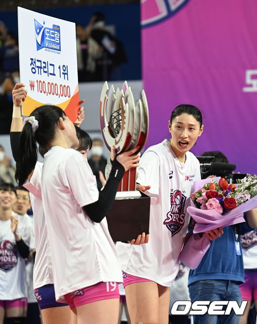 [OSEN=화성, 김성락 기자] 흥국생명이 2022-2023시즌 정규리그 1위팀으로 우뚝 섰다.흥국생명은 15일 화성실내체육관에서 열린 도드람 2022-2023 V리그 여자부 6라운드 IBK기업은행과의 원정경기서 세트 스코어 3-0(25-15, 25-13, 25-16)으로 승리했다.정규리그 1위를 차지한 흥국생명 김연경이 김미연과 이야기를 나누고 있다. 2023.03.15 /ksl0919@osen.co.kr