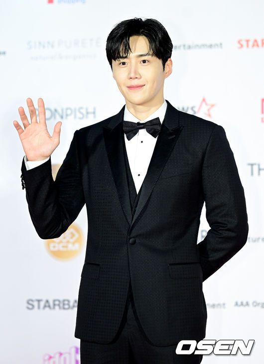 [OSEN=나고야(일본), 김성락 기자] 13일 오후(현지시간) 일본 나고야시 종합체육관에서 '2022 Asia Artist Awards IN JAPAN’ 레드카펫 행사가 진행됐다.배우 김선호가 포즈를 취하고 있다. 2022.12.13 /ksl0919@osen.co.kr