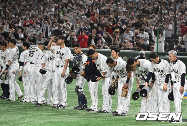 [OSEN=도쿄, 손용호 기자]4강에 진출한 일본 대표팀 선수들이 팬들에게 인사를 하고 있다.2023.03.16/spjj@osen.co.kr