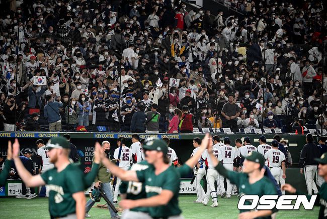 [OSEN=도쿄(일본), 손용호 기자] 한국 응원단이 호주전을 패한 WBC 대표팀 선수들에게 격려의 박수를 보내고 있다. 2023.03.09 /spjj@osen.co.kr