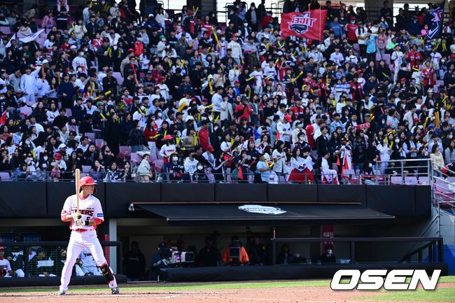 [OSEN=광주, 조은정 기자] KIA 선두타자 김도영 타석에 팬들이 응원을 펼치고 있다. 2023.03.19 /cej@osen.co.kr