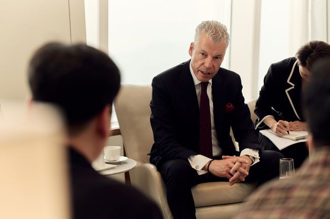 방한 중 국내 기자단과 인터뷰에 응한 롤스로이스모터카 임원진. 왼쪽부터 헨릭 빌헬름마이어 롤스로이스 글로벌 세일즈 및 브랜드 디렉터(Henrik Wilhelmsmeyer, Global Director of Sales and Brand), 토스텐 뮐러 오트보쉬 롤스로이스모터카 CEO, 엠마 베글리 글로벌 커뮤니케이션 디렉터(Emma Begley, Global Director of Communications), 아이린 니케인 아시아 태평양 지역 총괄(Irene Nikkein, Asia Pacific Regional Director).