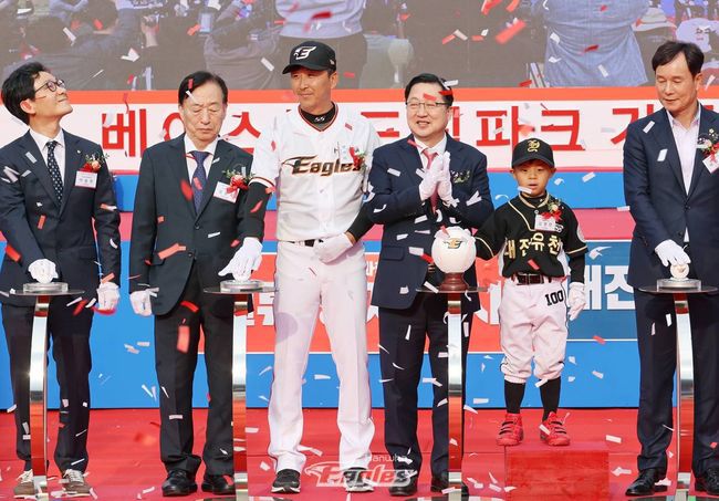 한화 주장 정우람이 이장우 대전시장(왼쪽에서 3~4번째)과 함께 대전 베이스볼 드림파크 기공식에 참석해 축포 버튼 터치를 하고 있다. /한화 이글스 제공