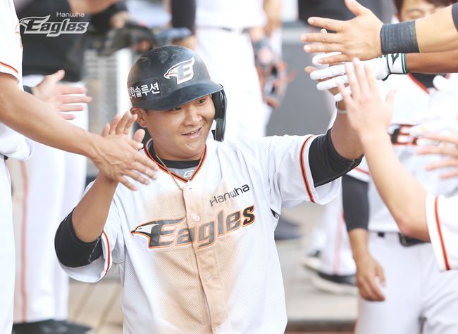 한화 김태연이 홈 스틸 성공 후 동료들의 환영을 받고 있다. /한화 이글스 제공