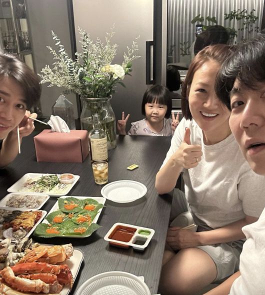 [OSEN=지형준 기자]배우 현빈, 손예진이 포토타임을 하고 있다. /jpnews@osen.co.kr