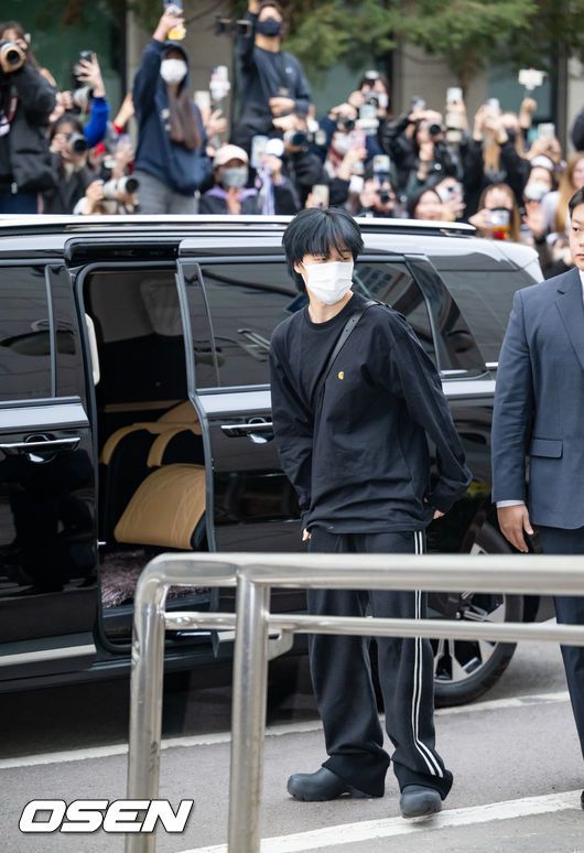 [OSEN=민경훈 기자] 24일 오후 서울 영등포구 KBS 신관에서 KBS 2TV ‘뮤직뱅크’ 리허설이 진행됐다.방탄소년단(BTS) 지민(Jimin)이 사전 녹화를 위해 입장하고 있다. 2023.03.24 / rumi@osen.co.kr