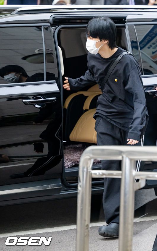 [OSEN=민경훈 기자] 24일 오후 서울 영등포구 KBS 신관에서 KBS 2TV ‘뮤직뱅크’ 리허설이 진행됐다.방탄소년단(BTS) 지민(Jimin)이 사전 녹화를 위해 입장하고 있다. 2023.03.24 / rumi@osen.co.kr