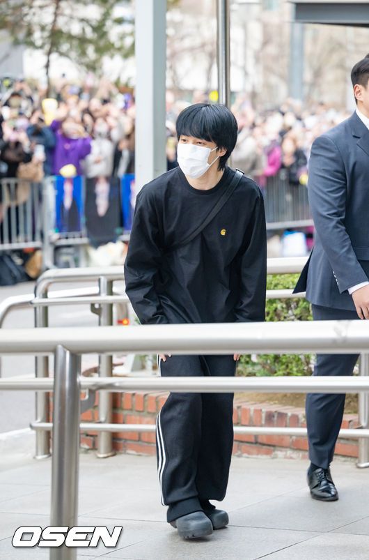 [OSEN=민경훈 기자] 24일 오후 서울 영등포구 KBS 신관에서 KBS 2TV ‘뮤직뱅크’ 리허설이 진행됐다.방탄소년단(BTS) 지민(Jimin)이 사전 녹화를 위해 입장하고 있다. 2023.03.24 / rumi@osen.co.kr