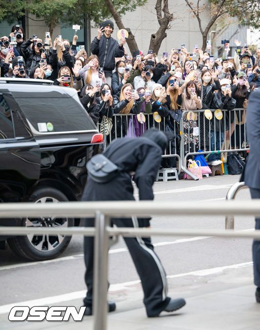 [OSEN=민경훈 기자] 24일 오후 서울 영등포구 KBS 신관에서 KBS 2TV ‘뮤직뱅크’ 리허설이 진행됐다.방탄소년단(BTS) 지민(Jimin)이 사전 녹화를 위해 입장하고 있다. 2023.03.24 / rumi@osen.co.kr