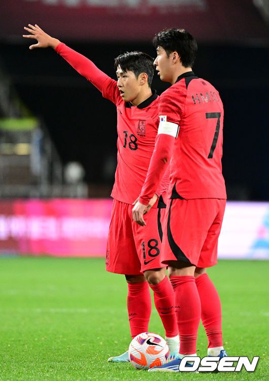 [OSEN=울산, 최규한 기자]후반 한국 손흥민과 이강인이 세트피스를 준비하고 있다. 2023.03.24 / dreamer@osen.co.kr