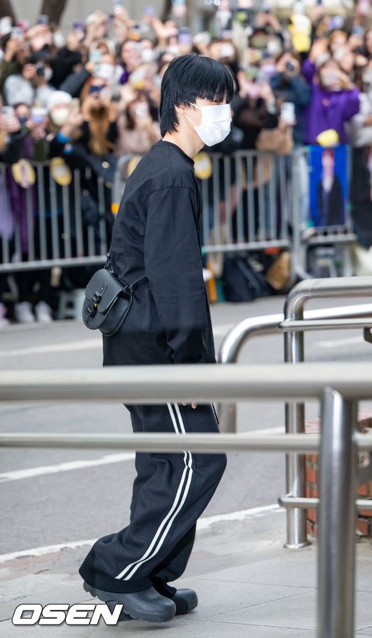 [OSEN=민경훈 기자] 24일 오후 서울 영등포구 KBS 신관에서 KBS 2TV ‘뮤직뱅크’ 리허설이 진행됐다.방탄소년단(BTS) 지민(Jimin)이 사전 녹화를 위해 입장하고 있다. 2023.03.24 / rumi@osen.co.kr