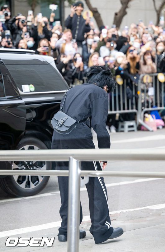 [OSEN=민경훈 기자] 24일 오후 서울 영등포구 KBS 신관에서 KBS 2TV ‘뮤직뱅크’ 리허설이 진행됐다.방탄소년단(BTS) 지민(Jimin)이 사전 녹화를 위해 입장하고 있다. 2023.03.24 / rumi@osen.co.kr
