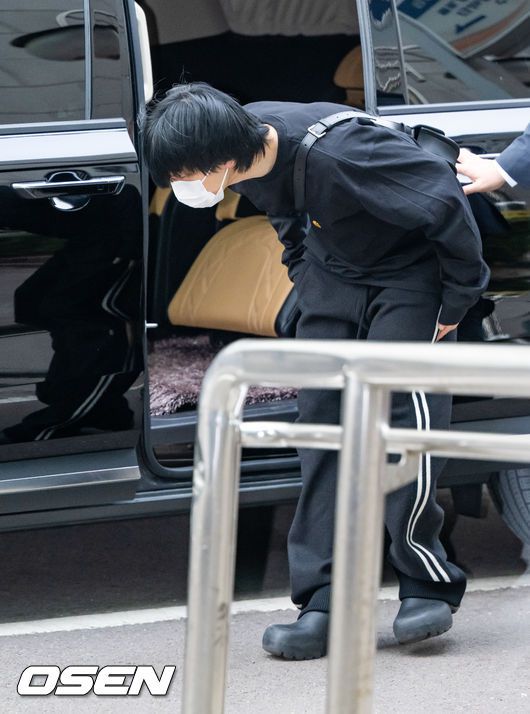 [OSEN=민경훈 기자] 24일 오후 서울 영등포구 KBS 신관에서 KBS 2TV ‘뮤직뱅크’ 리허설이 진행됐다.방탄소년단(BTS) 지민(Jimin)이 사전 녹화를 위해 입장하고 있다. 2023.03.24 / rumi@osen.co.kr