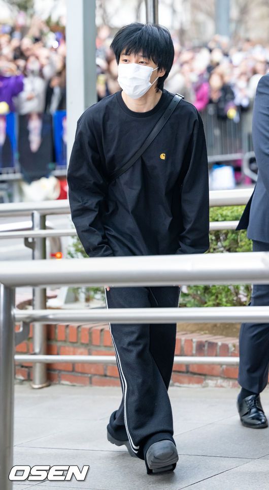 [OSEN=민경훈 기자] 24일 오후 서울 영등포구 KBS 신관에서 KBS 2TV ‘뮤직뱅크’ 리허설이 진행됐다.방탄소년단(BTS) 지민(Jimin)이 사전 녹화를 위해 입장하고 있다. 2023.03.24 / rumi@osen.co.kr