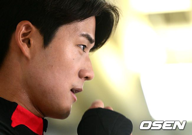 [OSEN=파주, 최규한 기자] 클린스만 감독이 이끄는 대한민국 축구 국가대표팀이 26일 오전 경기도 파주 국가대표트레이닝센터(NFC)에서 오는 28일 우루과이와의 평가전을 앞두고 훈련을 펼쳤다.A대표팀에 첫 발탁된 설영우가 훈련을 앞두고 취재진과 인터뷰를 갖고 있다. 2023.03.26 / dreamer@osen.co.kr