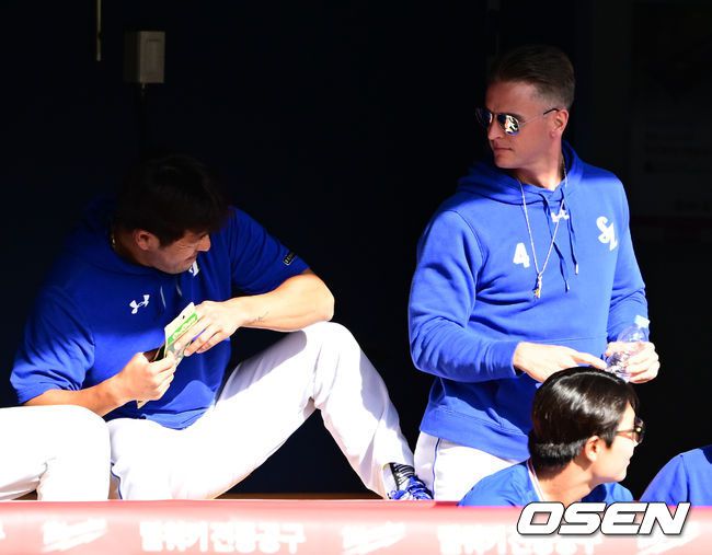 [OSEN=잠실, 지형준 기자] 9회 공수교대 시간에 삼성 뷰캐넌이 더그아웃에서 'YMCA' 노래에 흥을 주체하지 못하고 강민호의 만류에도 댄스를 선보이고 있다. 2023.03.26 /jpnews@osen.co.kr