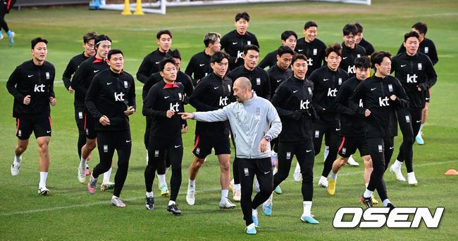 [OSEN=파주, 최규한 기자]A대표팀 선수들이 달리기로 몸을 풀고 있다. 2023.03.26 / dreamer@osen.co.kr