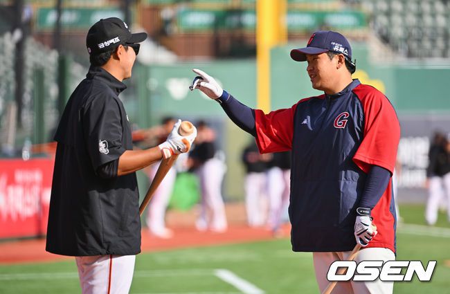 롯데 자이언츠 유강남이 훈련중 한화 이글스 채은성과 만나 얘기를 하고 있다.