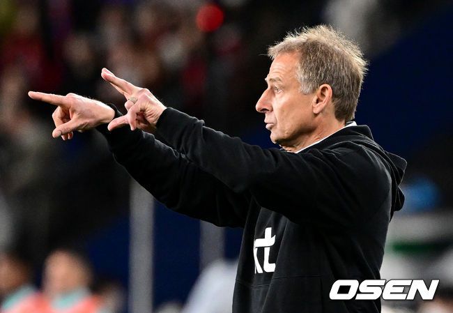 [OSEN=울산, 최규한 기자]후반 한국 클린스만 감독이 작전 지시를 내리고 있다. 2023.03.24 / dreamer@osen.co.kr