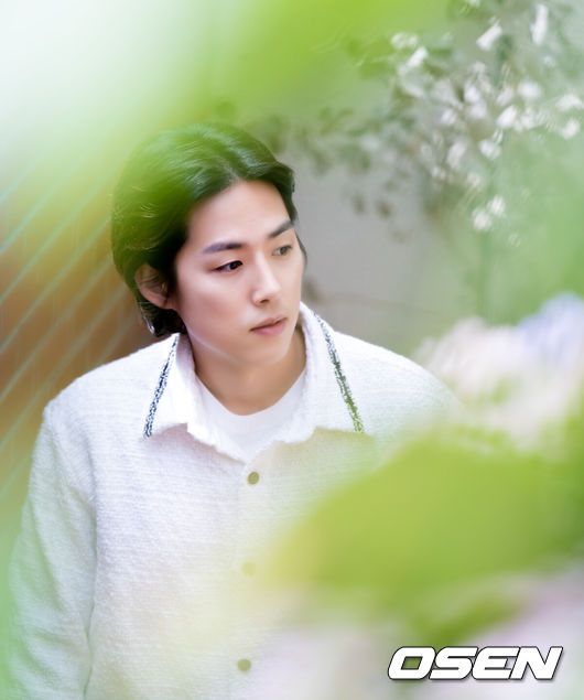 [OSEN=지형준 기자] 28일 오후 서울 강남구 신사동의 한 카페에서 KBS1 일일드라마 ‘내 눈에 콩깍지’에 출연한 배우 백성현 종영 인터뷰가 열렸다.백성현이 인터뷰에 앞서 포즈를 취하고 있다. 2023.03.28 /jpnews@osen.co.kr