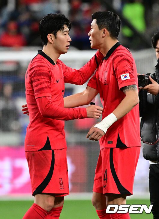 [OSEN=울산, 최규한 기자]경기를 마치고 손흥민과 김민재가 인사를 나누고 있다. 2023.03.24 / dreamer@osen.co.kr