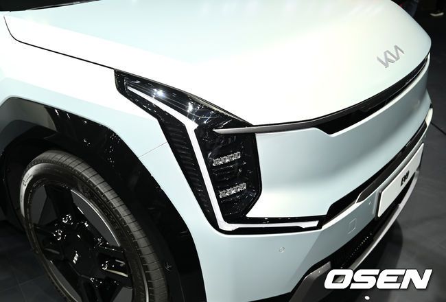 [OSEN=고양, 이대선 기자] 국내 최대 규모 모빌리티 산업 전시회 '2023 서울모빌리티쇼' 프레스데이가 30일 경기도 고양시 킨텍스에서 열렸다.KIA의 EV9이 공개되고 있다. 2023.03.30 /sunday@osen.co.kr