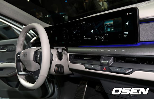 [OSEN=고양, 이대선 기자] 국내 최대 규모 모빌리티 산업 전시회 '2023 서울모빌리티쇼' 프레스데이가 30일 경기도 고양시 킨텍스에서 열렸다.KIA의 EV9이 공개되고 있다. 2023.03.30 /sunday@osen.co.kr