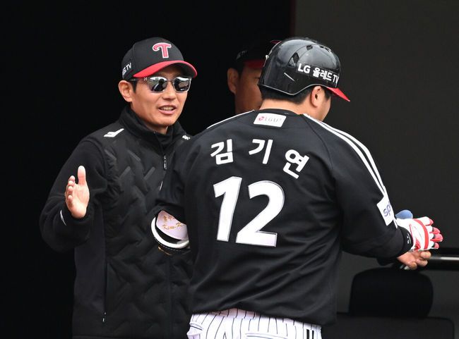 [OSEN=수원, 이대선 기자] 23일 시범경기 KT 위즈와 경기.3회초 무사에서 LG 김기연이 좌월 솔로 홈런을 치고 염경엽 감독의 축하를 받고 있다. 2023.03.23 /sunday@osen.co.kr