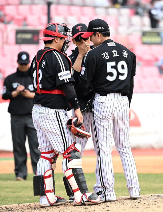[OSEN=수원, 이대선 기자] 23일 시범경기 KT 위즈와 경기.4회초 마운드를 방문한 LG 김경태 투수코치가 포수 김기연, 투수 강효종과 이야기를 하고 있다. 2023.03.23
