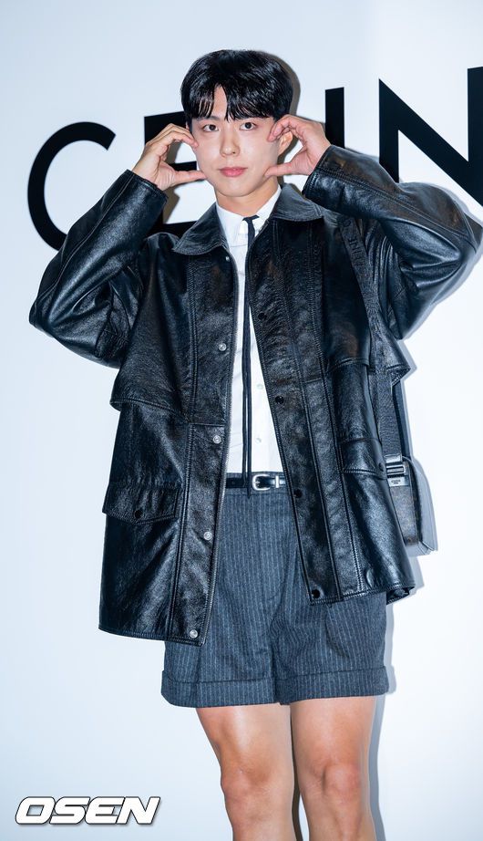 [OSEN=민경훈 기자] 30일 저녁 서울 영등포구 여의도 더현대 서울에서 방탄소년단(BTS) 뷔, 블랙핑크(BLACKPINK) 리사, 배우 박보검 브랜드 포토콜 행사가 열렸다.배우 박보검이 입장하며 포즈를 취하고 있다. 2023.03.30 / rumi@osen.co.kr