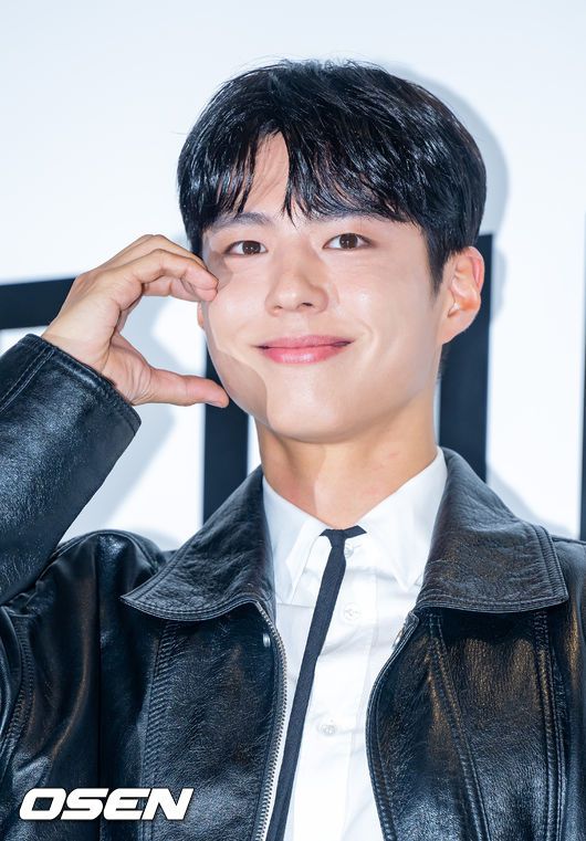 [OSEN=민경훈 기자] 30일 저녁 서울 영등포구 여의도 더현대 서울에서 방탄소년단(BTS) 뷔, 블랙핑크(BLACKPINK) 리사, 배우 박보검 브랜드 포토콜 행사가 열렸다.배우 박보검이 입장하며 포즈를 취하고 있다. 2023.03.30 / rumi@osen.co.kr