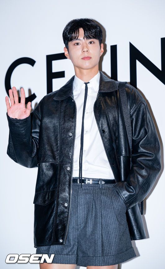 [OSEN=민경훈 기자] 30일 저녁 서울 영등포구 여의도 더현대 서울에서 방탄소년단(BTS) 뷔, 블랙핑크(BLACKPINK) 리사, 배우 박보검의 파리 럭셔리 브랜드 포토콜 행사가 열렸다.배우 박보검이 입장하며 포즈를 취하고 있다. 2023.03.30 / rumi@osen.co.kr