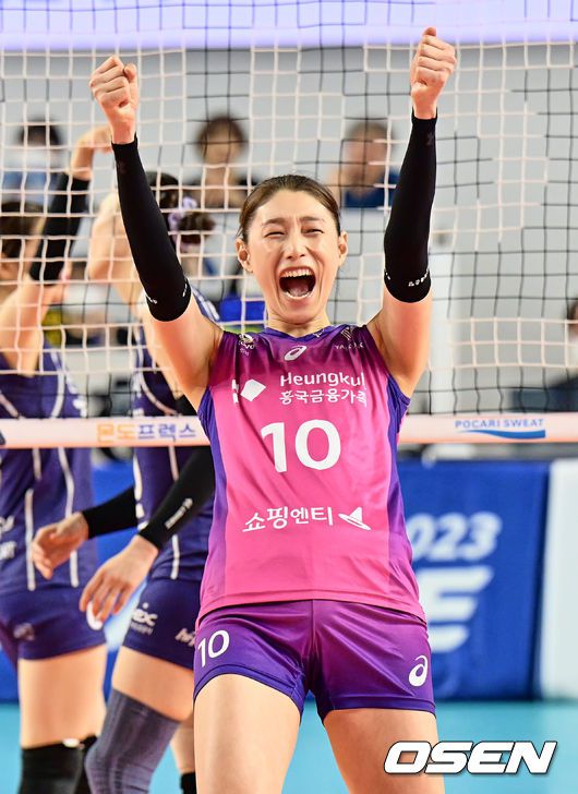 득점 찬스에서 스파이크를 날리는 김연경의 표정